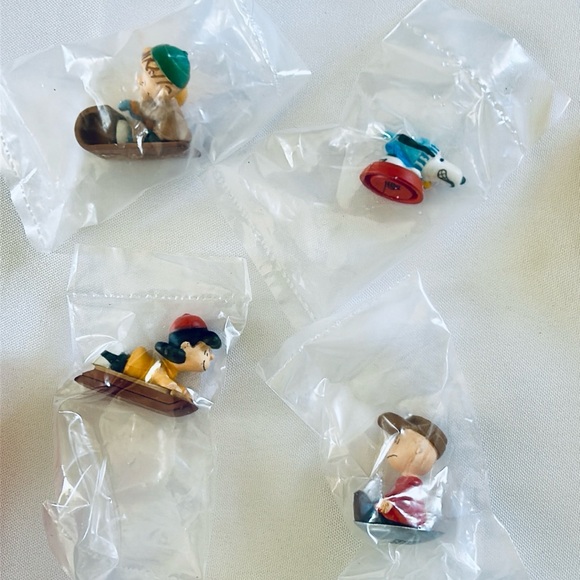 PEANUTS Collectible Shirt Tin SLEDDING SET 4 Miniature Figures Snoopy New - Picture 2 of 5
